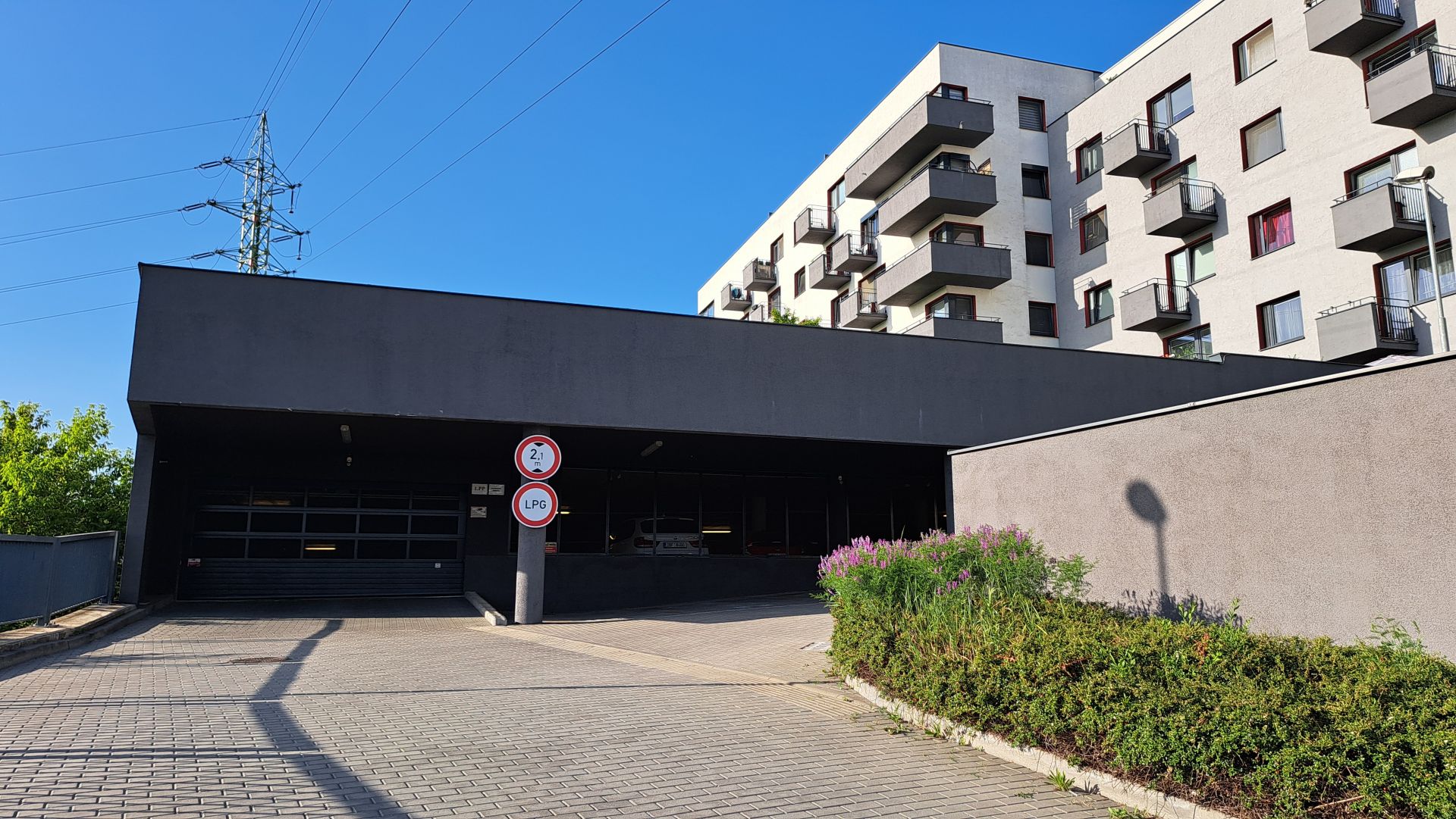 Garážové stání, Brno-Líšeň, ul. Houbalova